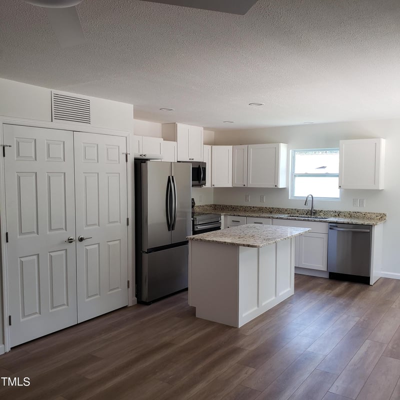 166 Marathon Ln, Fayetteville, NC 28304