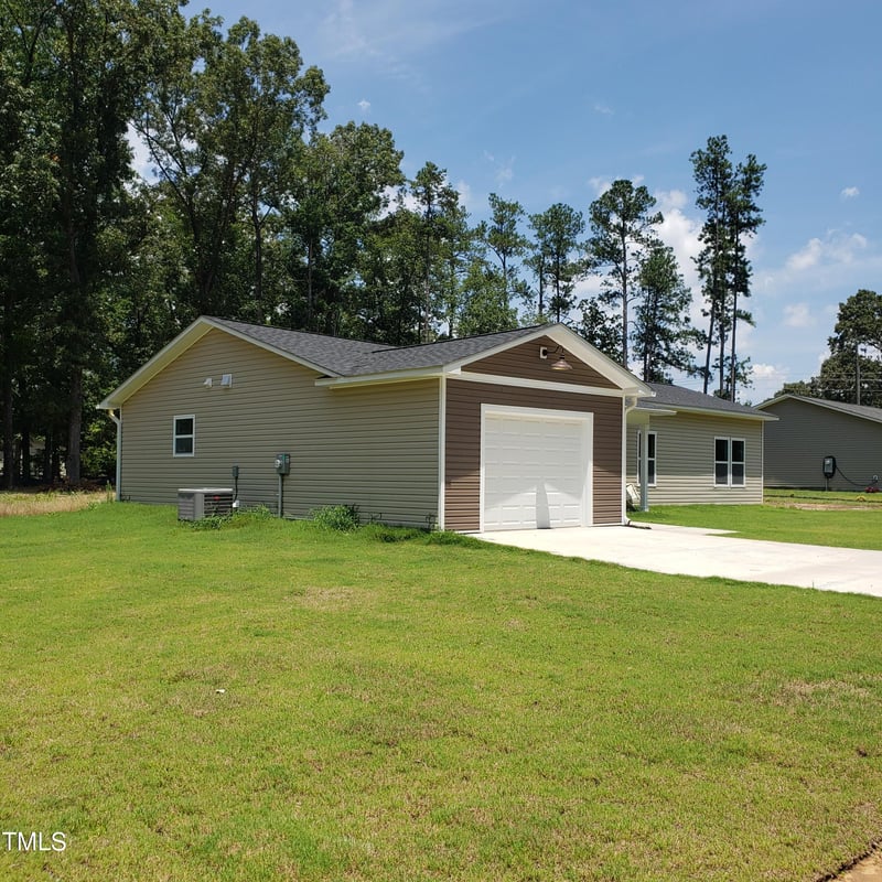 166 Marathon Ln, Fayetteville, NC 28304