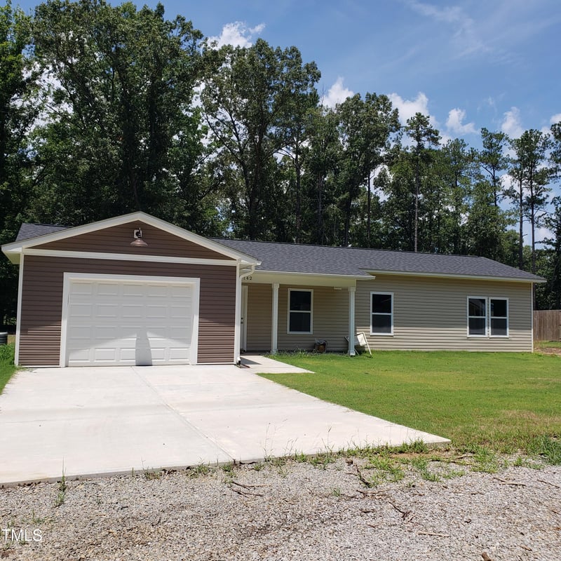 166 Marathon Ln, Fayetteville, NC 28304
