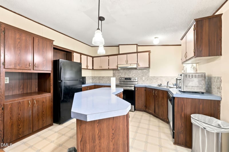 175 Sun Oaks Ct, Benson, NC 27504