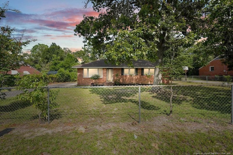 1909 Westhill Dr, Fayetteville, NC 28304