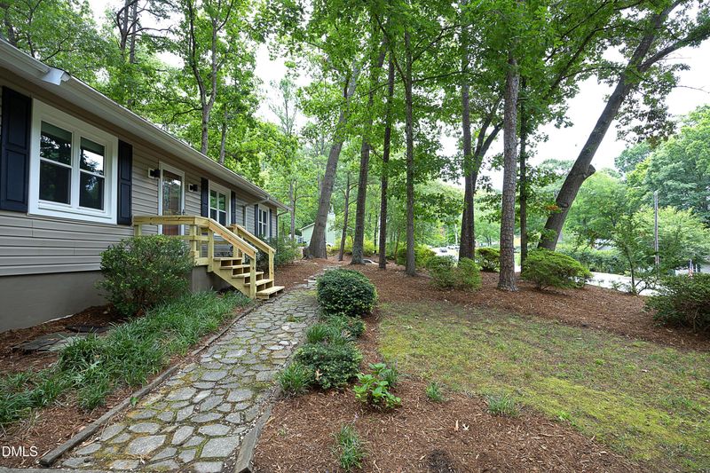 200 Honeysuckle Ln, Cary, NC 27513
