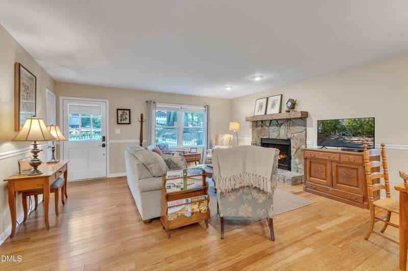 207 Honeysuckle Ln, Cary, NC 27513