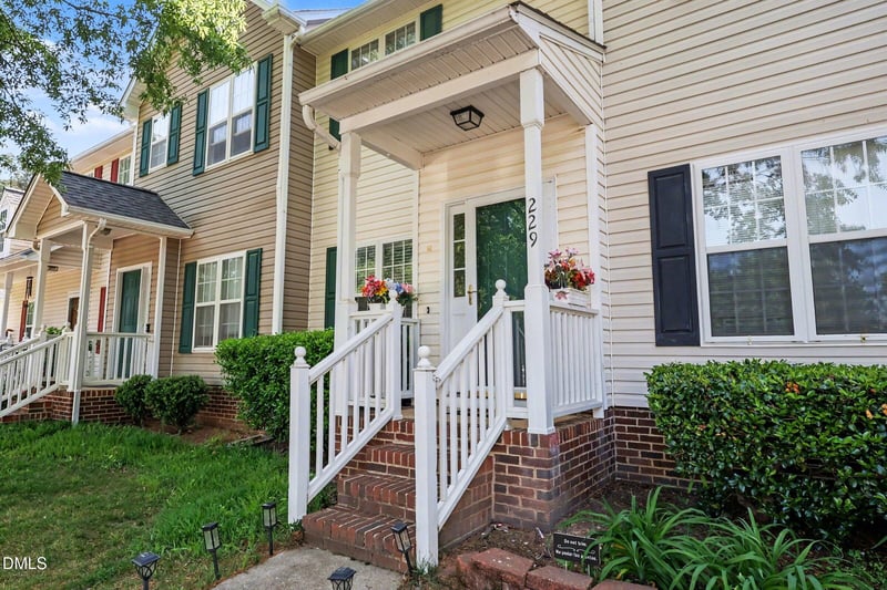 229 Commons Dr, Holly Springs, NC 27540