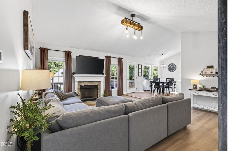 2300 Stoneborough Ct, Fuquay Varina, NC 27526