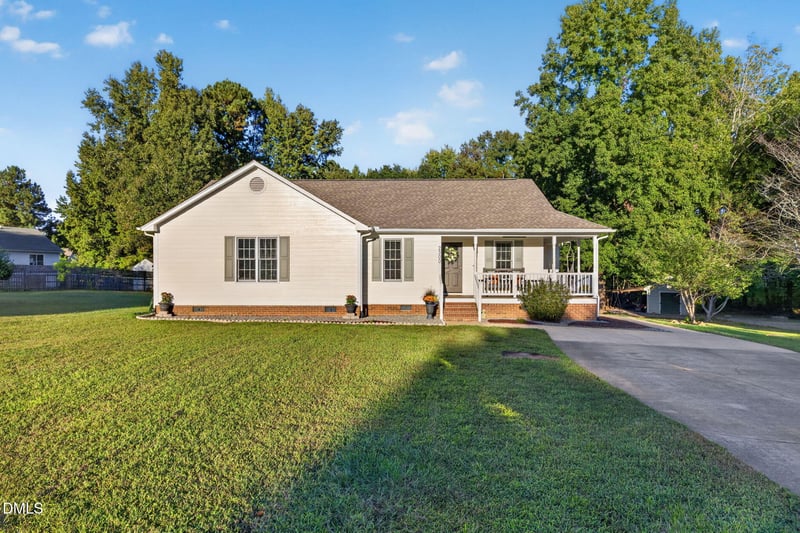 2300 Stoneborough Ct, Fuquay Varina, NC 27526
