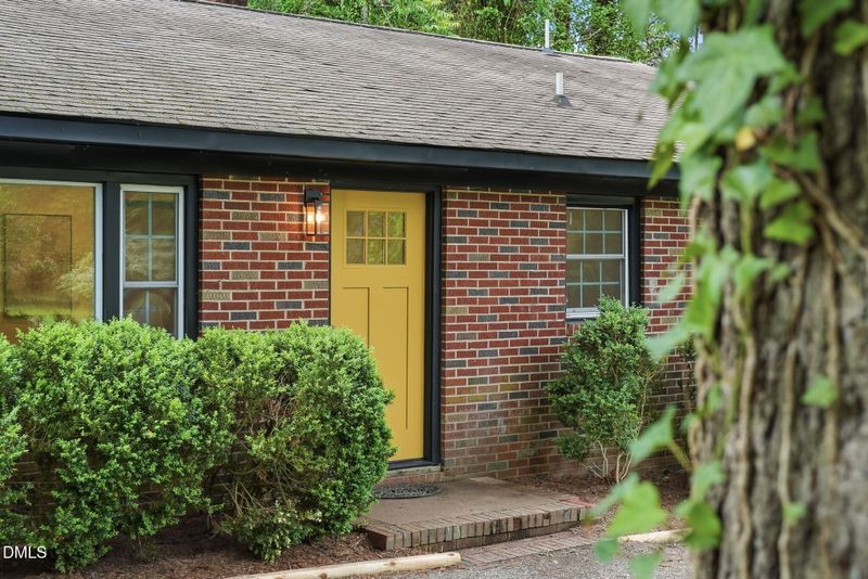 27 S Circle Dr, Chapel Hill, NC 27516