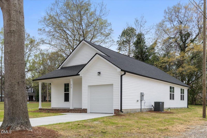 271 Mcneil Cir, Dunn, NC 28334