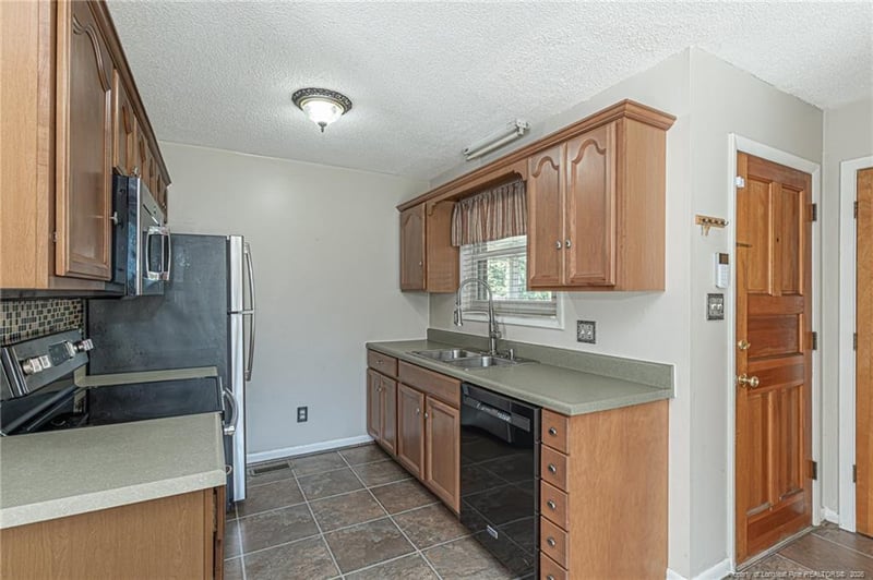 3019 Woolard Dr, Hope Mills, NC 28348