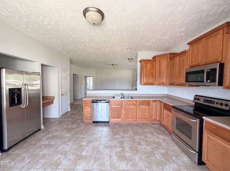3066 Candlelight Dr, Fayetteville, NC 28311