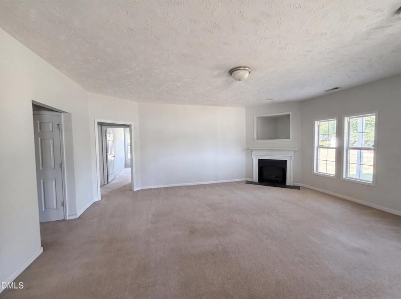 3066 Candlelight Dr, Fayetteville, NC 28311