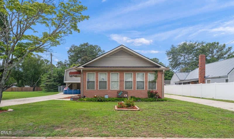 307 W Canary St, Dunn, NC 28334