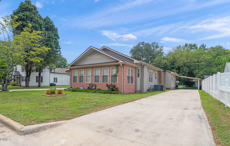 307 W Canary St, Dunn, NC 28334
