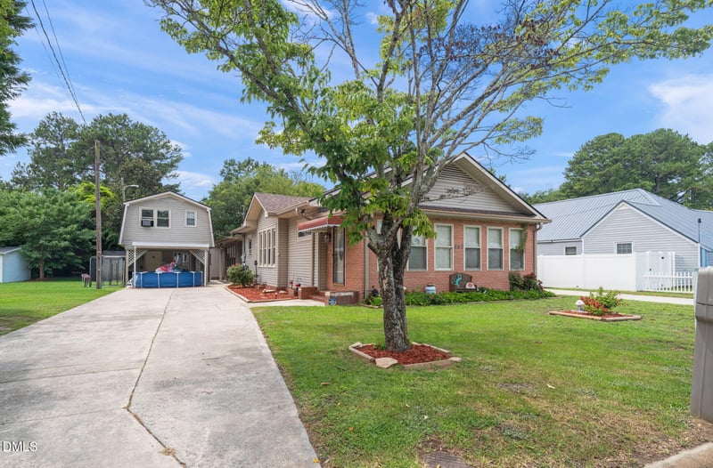 307 W Canary St, Dunn, NC 28334