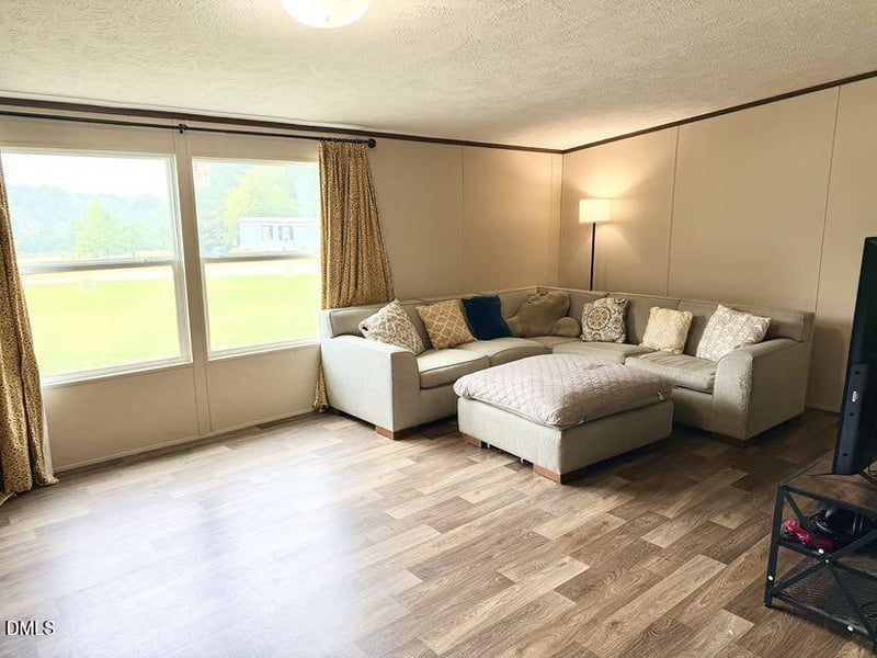 313 Old Country Ln, Selma, NC 27576