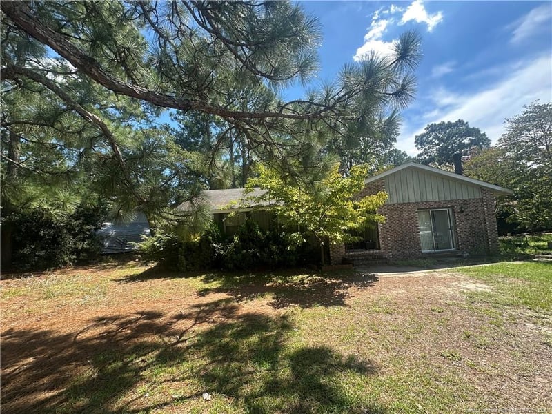 3201 Old Oak Ln, Hope Mills, NC 28348