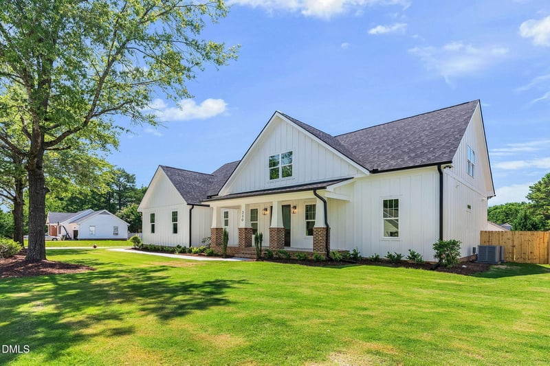 330 Powhatan Dr, Fuquay Varina, NC 27526