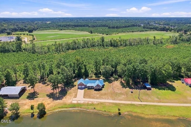 390 Comanche Dr, Erwin, NC 28339