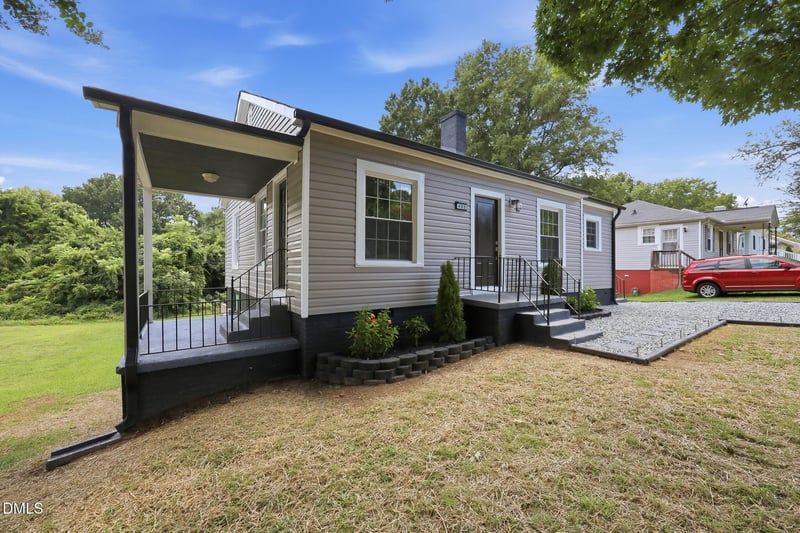 402 W Gilbreath St, Graham, NC 27253