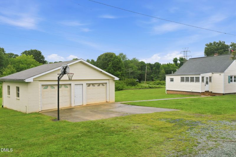 404 Glen Raven Rd, Burlington, NC 27217