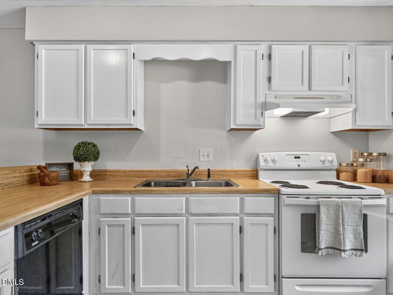 4225 The Oaks Dr, Raleigh, NC 27606