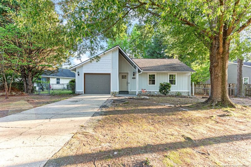 4305 Falls Dr, Hope Mills, NC 28348