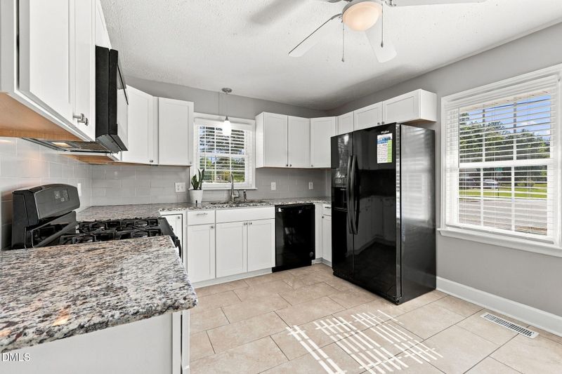 512 Waterbury Dr, Fayetteville, NC 28311