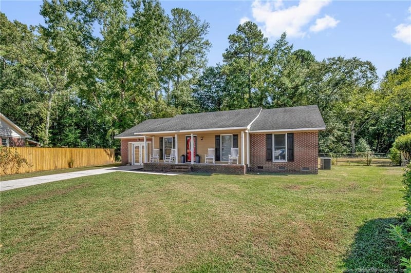 5543 Hallwood Dr, Hope Mills, NC 28348