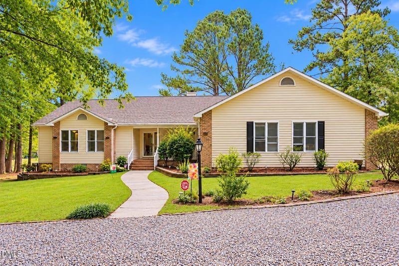 573 Broadmoor Ct, Sanford, NC 27332