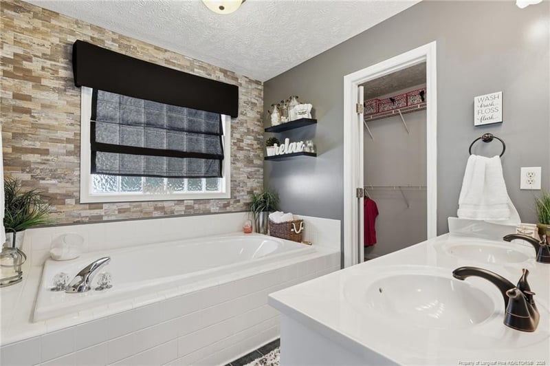 5829 Finish Line Dr, Hope Mills, NC 28348