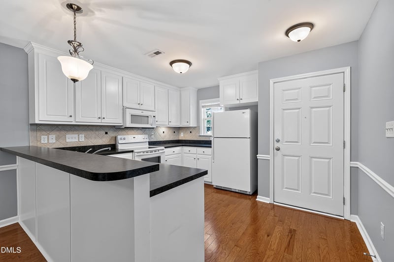 585 Pinecroft Dr, Clayton, NC 27520