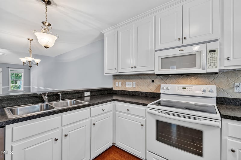 585 Pinecroft Dr, Clayton, NC 27520