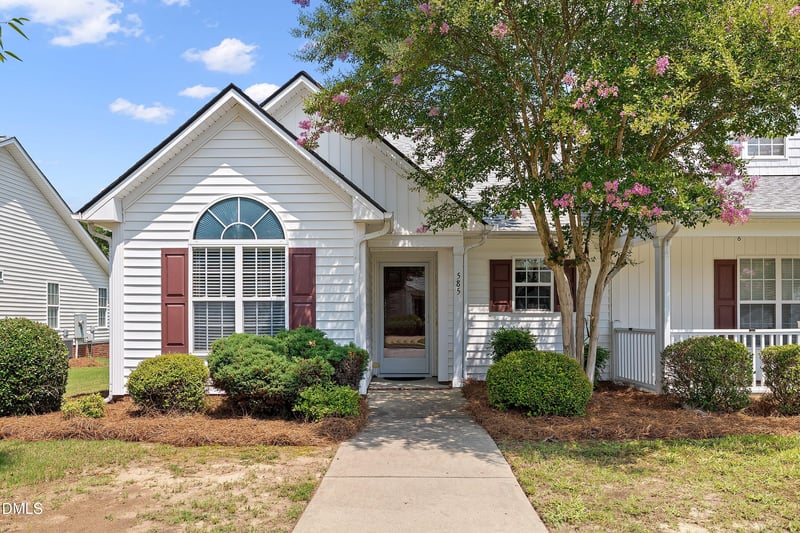 585 Pinecroft Dr, Clayton, NC 27520