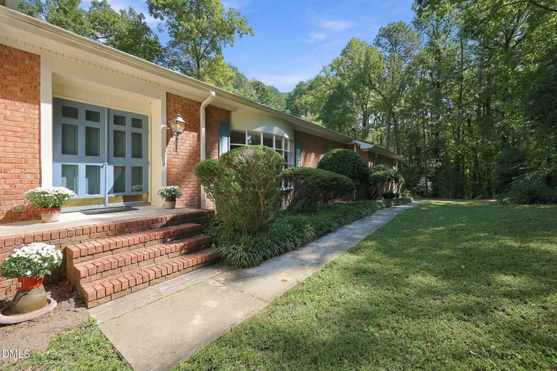 6102 Castlebrook Dr, Raleigh, NC 27604