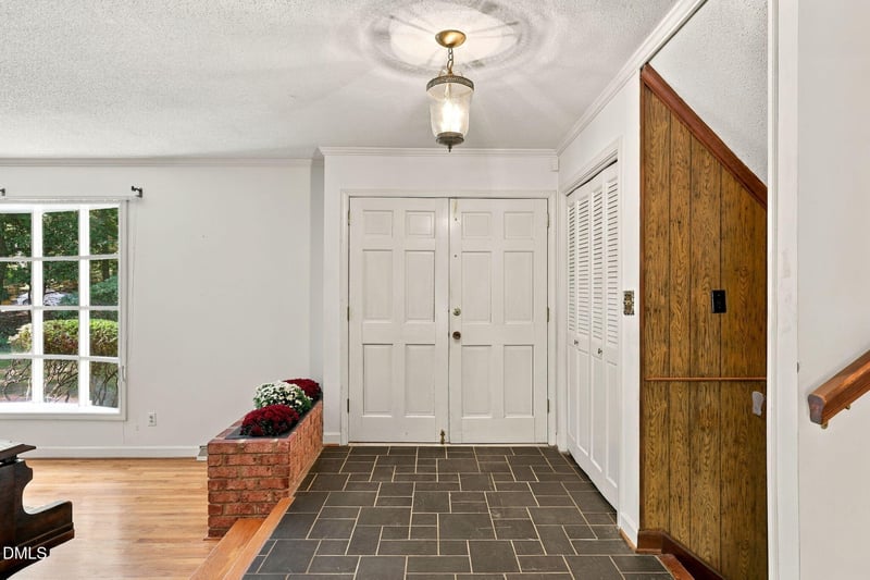 6102 Castlebrook Dr, Raleigh, NC 27604