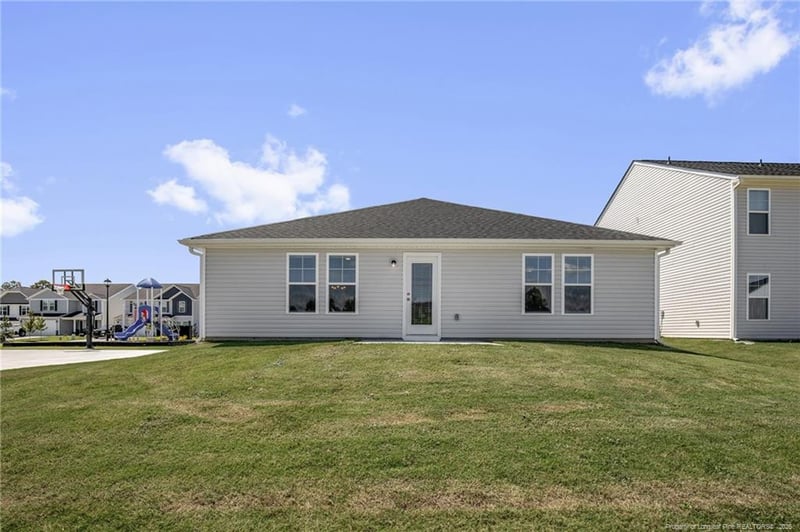 8 W Emily Gardens Dr, Selma, NC 27576