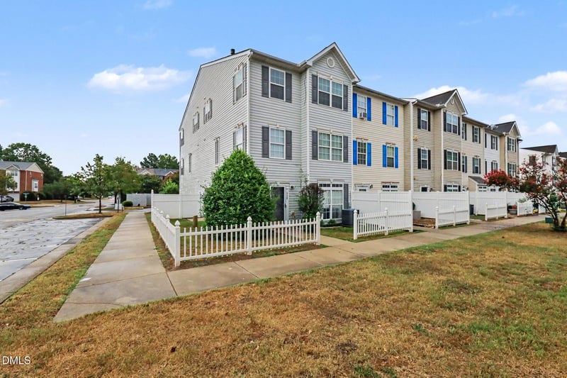 8600 Neuse Landing Ln, Raleigh, NC 27616