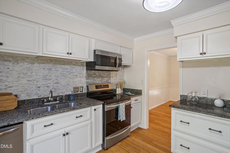 9 Lark Cir, Chapel Hill, NC 27517