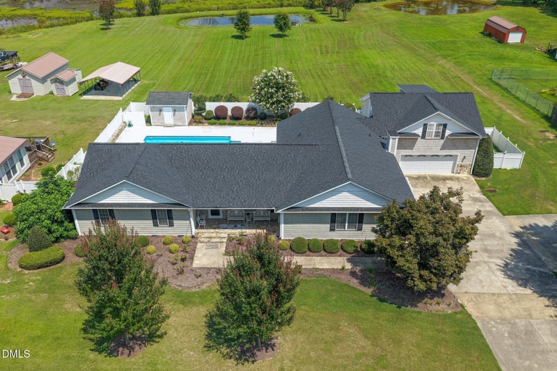906 Walnut Dr, Erwin, NC 28339