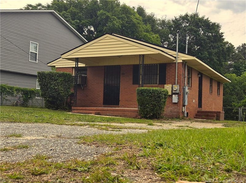 909 Rochester Dr, Fayetteville, NC 28305