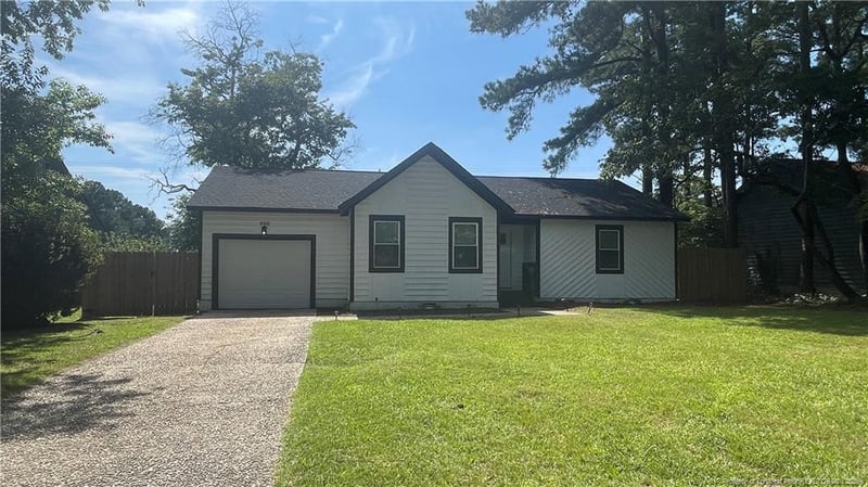 909 Whitcomb Dr, Fayetteville, NC 28311