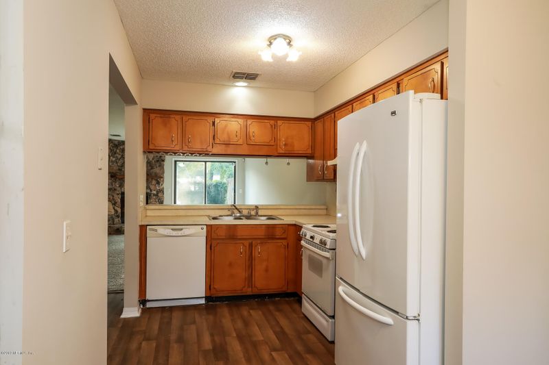 1037 Lee Rd, Jacksonville, FL 32225
