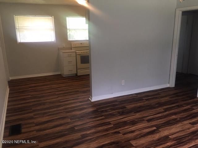 10373 Pinehurst Dr, Jacksonville, FL 32218