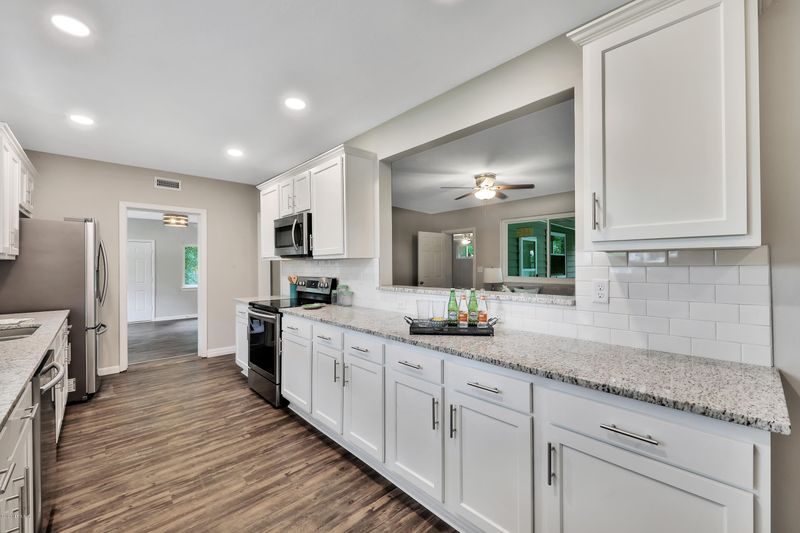 10568 Lakeview Rd E, Jacksonville, FL 32225