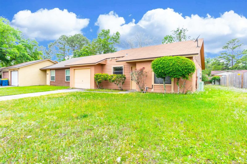 10660 Meadowlea Dr, Jacksonville, FL 32218