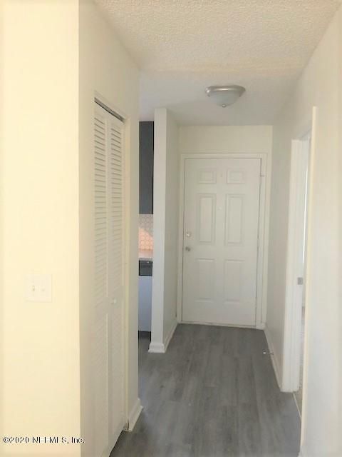10717 Meadowlea Cir W, Jacksonville, FL 32218