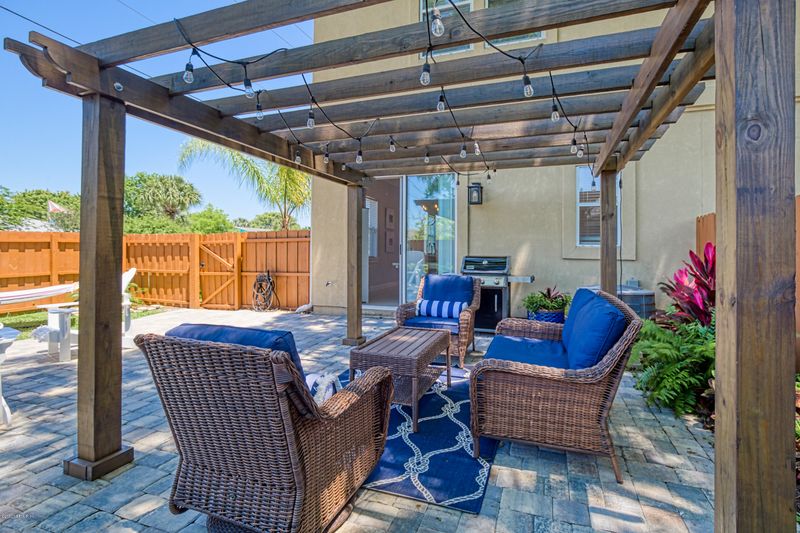 1084 7th St S, Jacksonville Beach, FL 32250