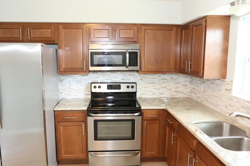 1102 Hibiscus St, Atlantic Beach, FL 32233