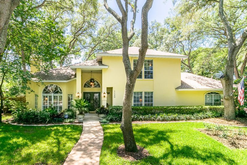 1120 Seawood Dr, Neptune Beach, FL 32266