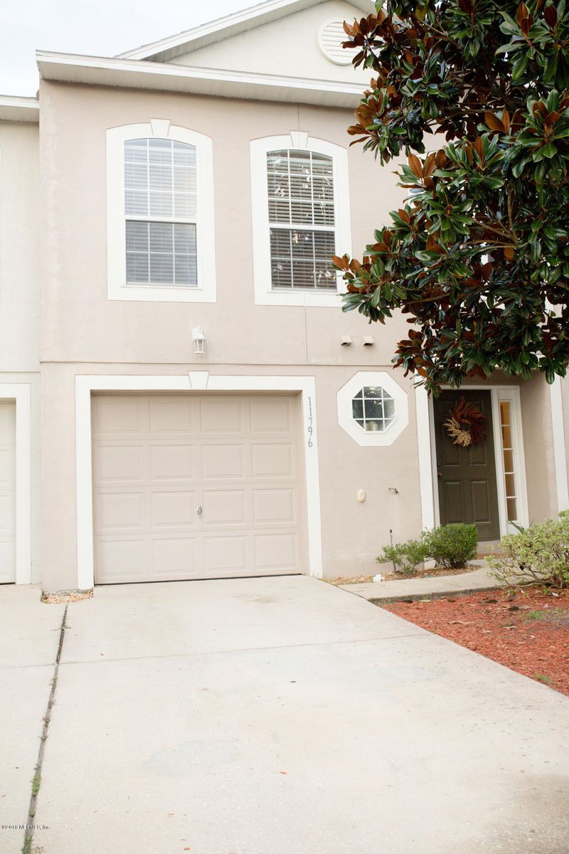 11796 Lake Bend Cir, Jacksonville, FL 32218